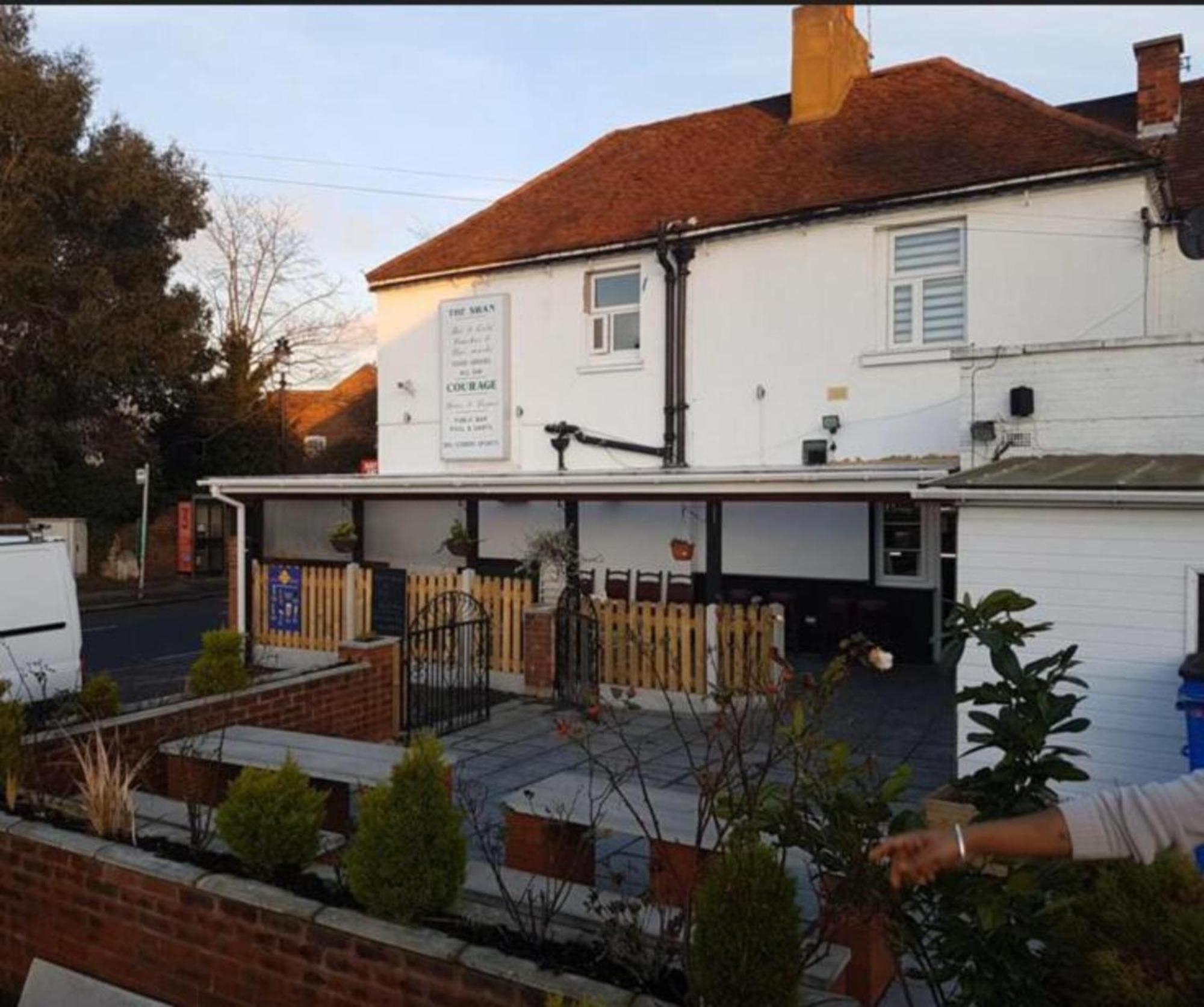 Swan Inn, Heathrow Airport ستانويل المظهر الخارجي الصورة